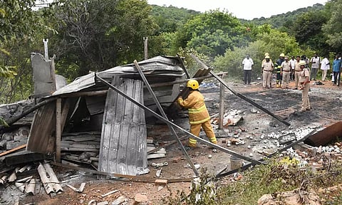 வெடி விபத்தில் உருக்குலைந்த பட்டாசு ஆலை.