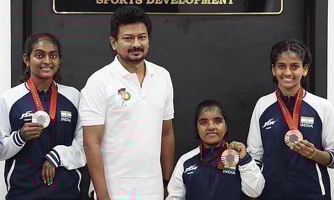 பாரிஸ் பாராலிம்பிக்ஸ்-ல் பதக்கம் வென்ற வீராங்கனைகளுக்கு அமைச்சர் உதயநிதி நேரில் வாழ்த்து