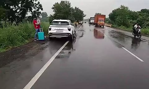 உ.பியில் மினி லாரி மீது பேருந்து மோதி விபத்து- 12 பேர் உயிரிழப்பு