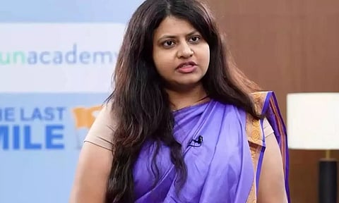 முறைகேடு சர்ச்சையில் சிக்கிய பூஜா கேத்கர் ஐஏஎஸ் பதவியிலிருந்து நீக்கம் - மத்திய அரசு