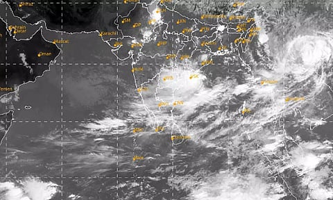 மத்திய வங்கக் கடலில் 24 மணி நேரத்தில் புயல் சின்னம் உருவாகிறது