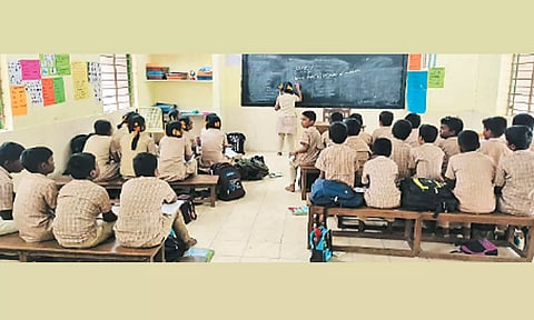 கோவில்பட்டி நகராட்சி நடுநிலைப்பள்ளி 6-ம் வகுப்பில் மாணவி ஒருவர், பாடம் நடத்தியதை காணலாம்.