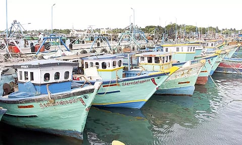 பலத்த சூறைகாற்று- ராமேசுவரம் மீனவர்கள் கடலுக்கு செல்ல தடை