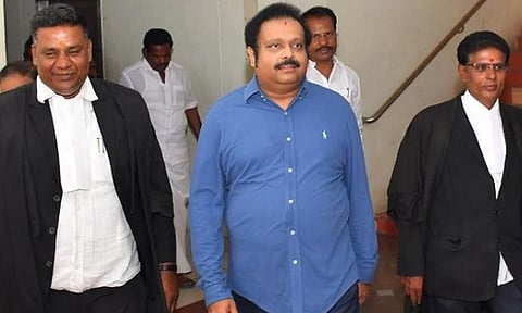 வேலூர் கோர்ட்டில் கதிர் ஆனந்த் ஆஜர்