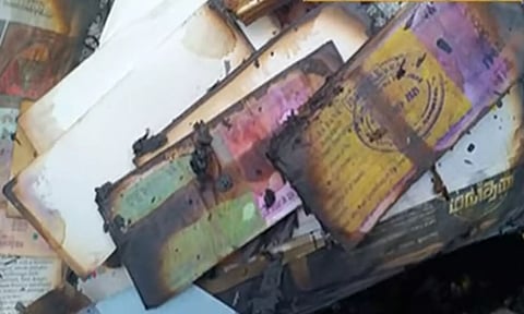 சாலையில் தீப்பிடித்து எரிந்த காரில் கட்டுக்கட்டாக ரூ.2000 நோட்டுகள்- போலீஸ் விசாரணை