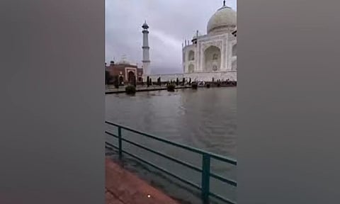 ஆக்ராவில் கனமழை - தாஜ்மஹாலை சூழ்ந்த வெள்ளம்