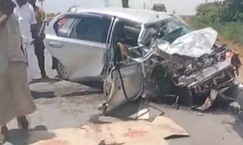 தேவகோட்டை அருகே வேன் மீது கார் மோதி பயங்கர விபத்து- 4 பேர் உயிரிழப்பு