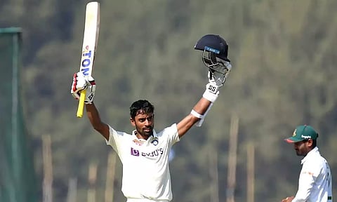 துலீப் கோப்பை: அபிமன்யு அபார சதம்-3ம் நாள் முடிவில் இந்தியா பி அணி 309/7