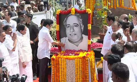 பேரறிஞர் அண்ணா பிறந்தநாள்: முதலமைச்சர் மு.க.ஸ்டாலின் அண்ணா சிலைக்கு மரியாதை