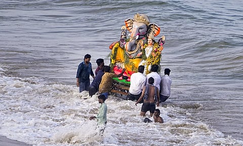 சென்னை கடற்கரையில் 1000க்கும் மேற்பட்ட பிரம்மாண்ட விநாயகர் சிலைகள் கரைப்பு