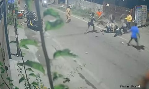 பாடகர் மனோ மகன்கள் விவகாரம்- பரபரப்பு சிசிடிவி காட்சி வெளியானது