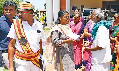 மகன்களிடம் இருந்து சொத்து ஆவணங்களை மீட்டு தாருங்கள்- கலெக்டரிடம் வயதான தம்பதி கண்ணீர் மல்க மனு