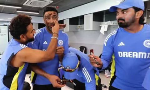 முகம் முழுக்க கேக்.. இந்திய அணியுடன் பிறந்தநாள் கொண்டாடிய அஷ்வின்