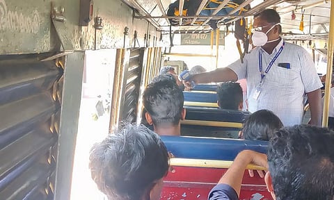 கேரள அரசு பஸ்சில் வந்தவர்களுக்கு காய்ச்சல் பரிசோதனை செய்தனர்