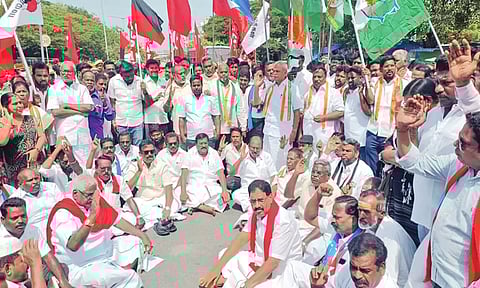 புதுச்சேரியில் இந்தியா கூட்டணி கட்சியினர் மறியல்: 300-க்கும் மேற்பட்டோர் கைது