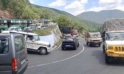 திம்பம் மலைப்பகுதியில் மீண்டும் போக்குவரத்து நெரிசல்- வாகன ஓட்டிகள் குற்றச்சாட்டு