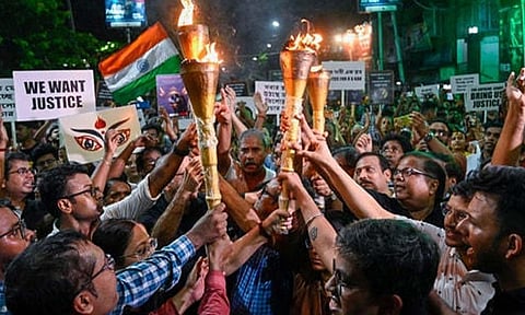 பெண் டாக்டர் கொலைக்கு நீதி கேட்டு 42 கி.மீ. தூரம் பொதுமக்கள் தீப்பந்தம் ஏந்தி பேரணி