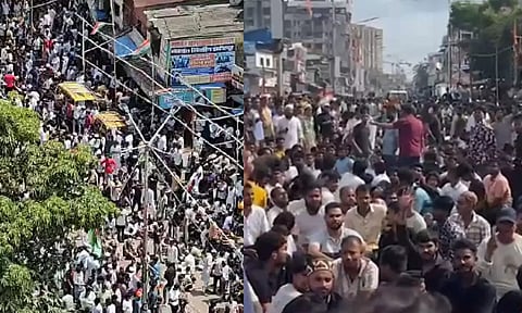 மசூதியை இடிக்க வந்த அதிகாரிகள்.. 'காலா' பட பாணியில் தாராவி மக்கள் வழிமறித்து போராட்டம் - வீடியோ