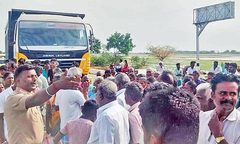 குடிநீர் கேட்டு காலிக்குடங்களுடன் பெண்கள் சாலை மறியல்