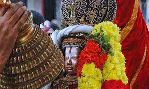 சடாரி என்றால் என்ன...? பெருமாள் கோவிலில் தலையில் ஏன் வைக்கிறார்கள் தெரியுமா?