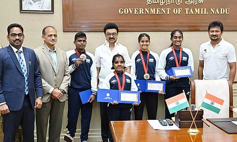 பாரா ஒலிம்பிக்கில் பதக்கங்கள் வென்ற தமிழக வீரர்கள் 4 பேருக்கு ரூ.5 கோடி ஊக்கத்தொகை- முதலமைச்சர் வழங்கினார்