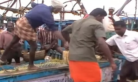 இலங்கை கடற்படை அத்துமீறல்- தமிழக மீனவர்களை விரட்டியடித்ததால் பரபரப்பு