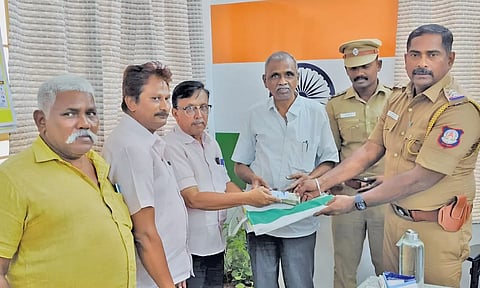 முதியவர் தவறவிட்ட ரூ.50 ஆயிரம், ஆவணங்களை மீட்டு நேர்மையுடன் ஒப்படைத்த வாலிபர்