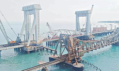 பாம்பன் புதிய ரெயில் பாலத்தில் 600 டன் இரும்பு பட்டைகள் பொருத்தும் பணி தீவிரம்