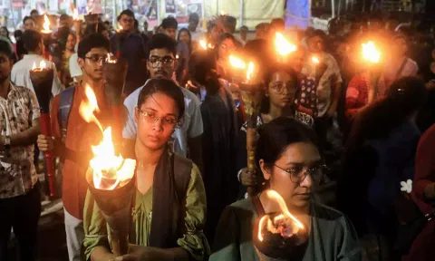 பயிற்சி மருத்துவர்கள் தாக்கப்பட்டதை கண்டித்து கொல்கத்தாவில் டாக்டர்கள் மெழுகுவர்த்தி ஏந்தி பேரணி