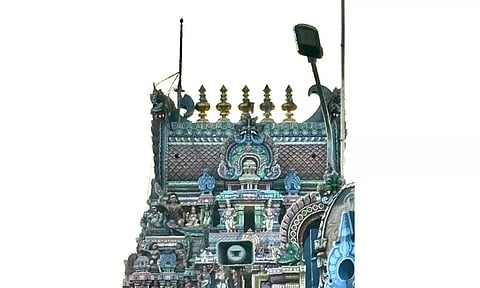 பழனி மலைக்கோவில் ராஜகோபுரத்தில் சேதம் ஏற்பட்டுள்ள காட்சி. 