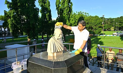மாணவர்களுடன் இணைந்து தூய்மை பணி செய்த கவர்னர் ஆர்.என்.ரவி