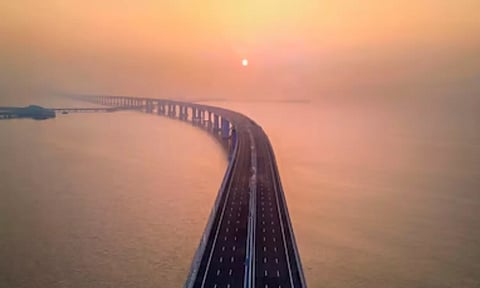 பணிச்சுமை.. அழுத்தம் தாங்க முடியாமல் 'அடல் சேது' பாலத்தில் இருந்து குதித்த வங்கி மேலாளர்..