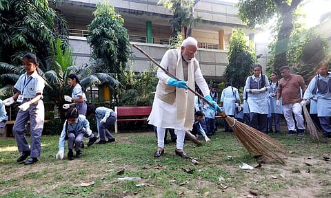 காந்தி ஜெயந்தி: பள்ளி மாணவர்களுடன் இணைந்து பிரதமர் மோடி தூய்மை பணி