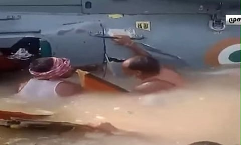 பீகாரில் வெள்ளத்தில் சிக்கிய ராணுவ ஹெலிகாப்டர்
