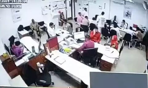 வங்கியில் துப்பாக்கியை காட்டி தற்கொலை மிரட்டல்.. ரூ. 40 லட்சத்துடன் எஸ்கேப் ஆன நபர்