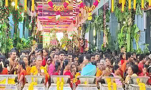 குலசை முத்தாரம்மன் கோவில் தசரா திருவிழா இன்று கொடியேற்றத்துடன் தொடங்கியது