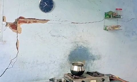 சிலிண்டர் வெடித்ததில் வீட்டின் சுவர் சேதமாகி இருப்பதை காணலாம்.