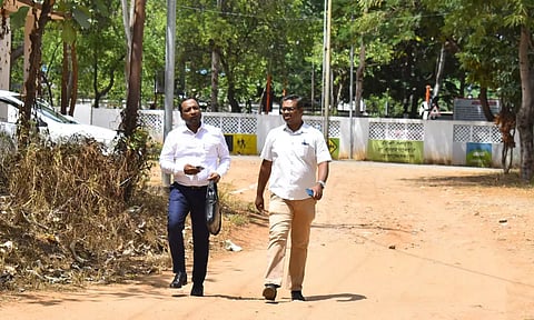 தனியார் வங்கி ஊழியர்கள் 2 பேர் விசாரணைக்காக கோவை சி.பி.சி.ஐ.டி அலுவலகத்திற்கு வந்த காட்சி.