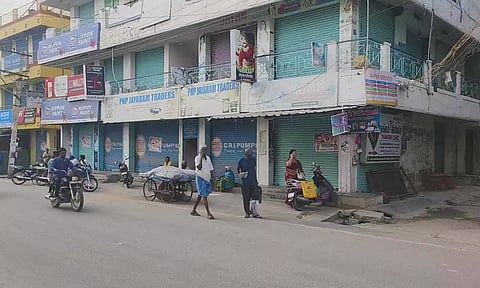 காவிரி உபரிநீர் திட்டம் நிறைவேற்ற வலியுறுத்தி கடையடைப்பு போராட்டம்