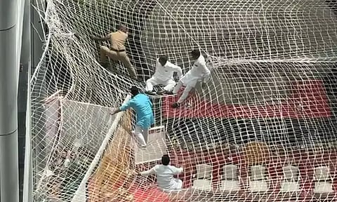 பழங்குடியினர் பட்டியலில் "தங்கர்" பிரிவு- மாடியில் இருந்து குதித்த மகாராஷ்டிரா துணை சபாநாயகர்