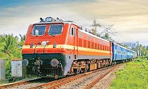 பண்டிகை கால கூட்ட நெரிசலை தவிர்க்க திருச்சி-தாம்பரம் இடையே பகல் நேர சிறப்பு ரெயில் இயக்கப்படுகிறது