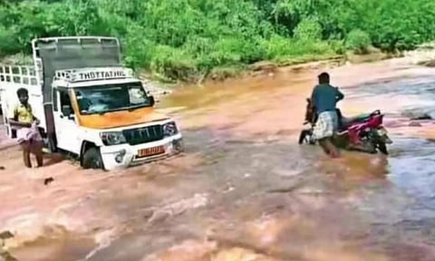 பலத்த மழை- காட்டாற்று வெள்ளத்தால் தரைப்பாலம் மூழ்கி போக்குவரத்து துண்டிப்பு