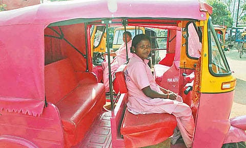 பெண்களின் பாதுகாப்பு கருதி சென்னையில் வலம் வரப்போகும் இளஞ்சிவப்பு நிற ஆட்டோக்கள்
