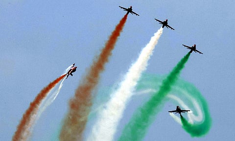 4 திசைகளிலும் சீறிப்பாய்ந்தன- விமானங்களின் சாகசத்தை 15 லட்சம் பேர் கண்டு களித்தனர்