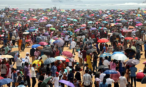 மெரினாவில் காணும் பொங்கலை மிஞ்சிய மக்கள் கூட்டம்