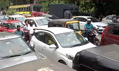 விமான சாகச நிகழ்ச்சி.. போக்குவரத்து நெரிசலில் சிக்கித் திணறும் சென்னை