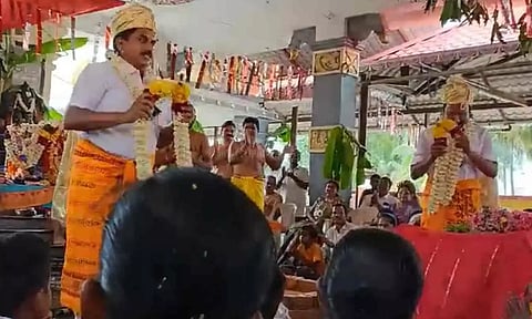 திருக்கல்யாண நிகழ்ச்சியில் மேள, தாளங்கள் முழங்க நடனமாடி பெருமாளுக்கு மாலை அணிவித்த முன்னாள் அமைச்சர்