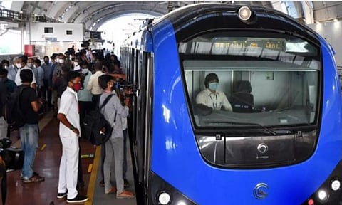 இலவசமாக பயணம் செய்ய அனுமதி: மெட்ரோ ரெயிலில் நேற்று ஒரு நாளில் 4 லட்சம் பேர் பயணம்