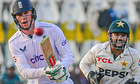 பாகிஸ்தானுக்கு எதிராக சாக் கிராலி அரை சதம்: 2-ம் நாள் முடிவில் இங்கிலாந்து 96/1