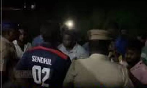 போராட்டத்தில் ஈடுபட்டு வந்த சாம்சங் தொழிலாளர்கள் நள்ளிரவில் வீடு புகுந்து கைது